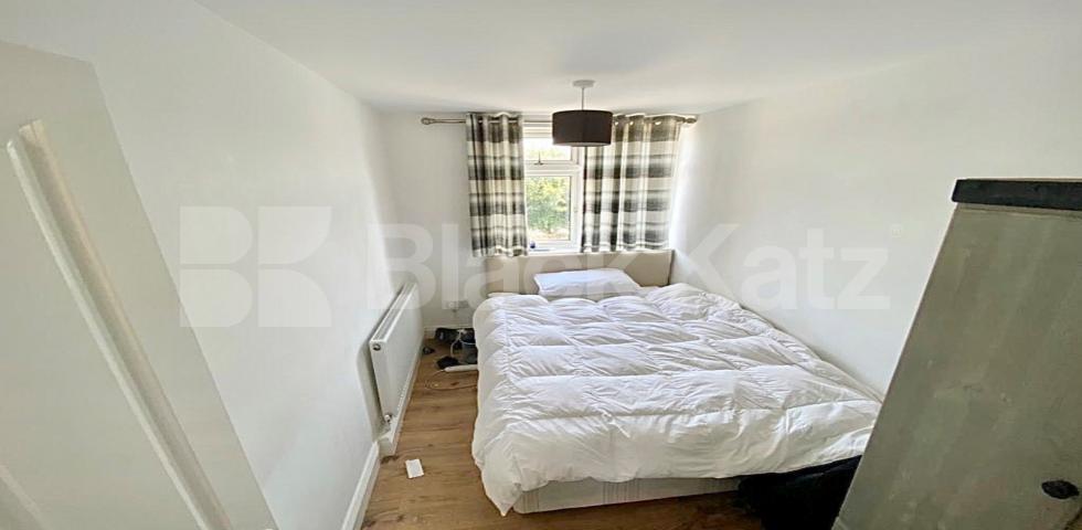 			PERFECT FOR 4 SHARERS!, 4 Bedroom, 1 bath, 1 reception House			 Lough Road, CALEDONIAN ROAD-BARNSBURY